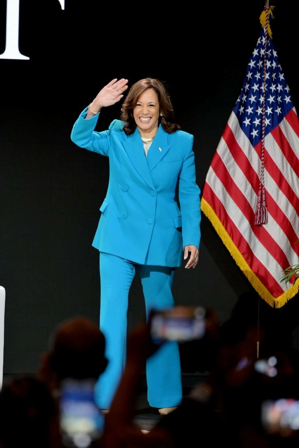 Phong cách đầy quyền lực của bà Kamala Harris