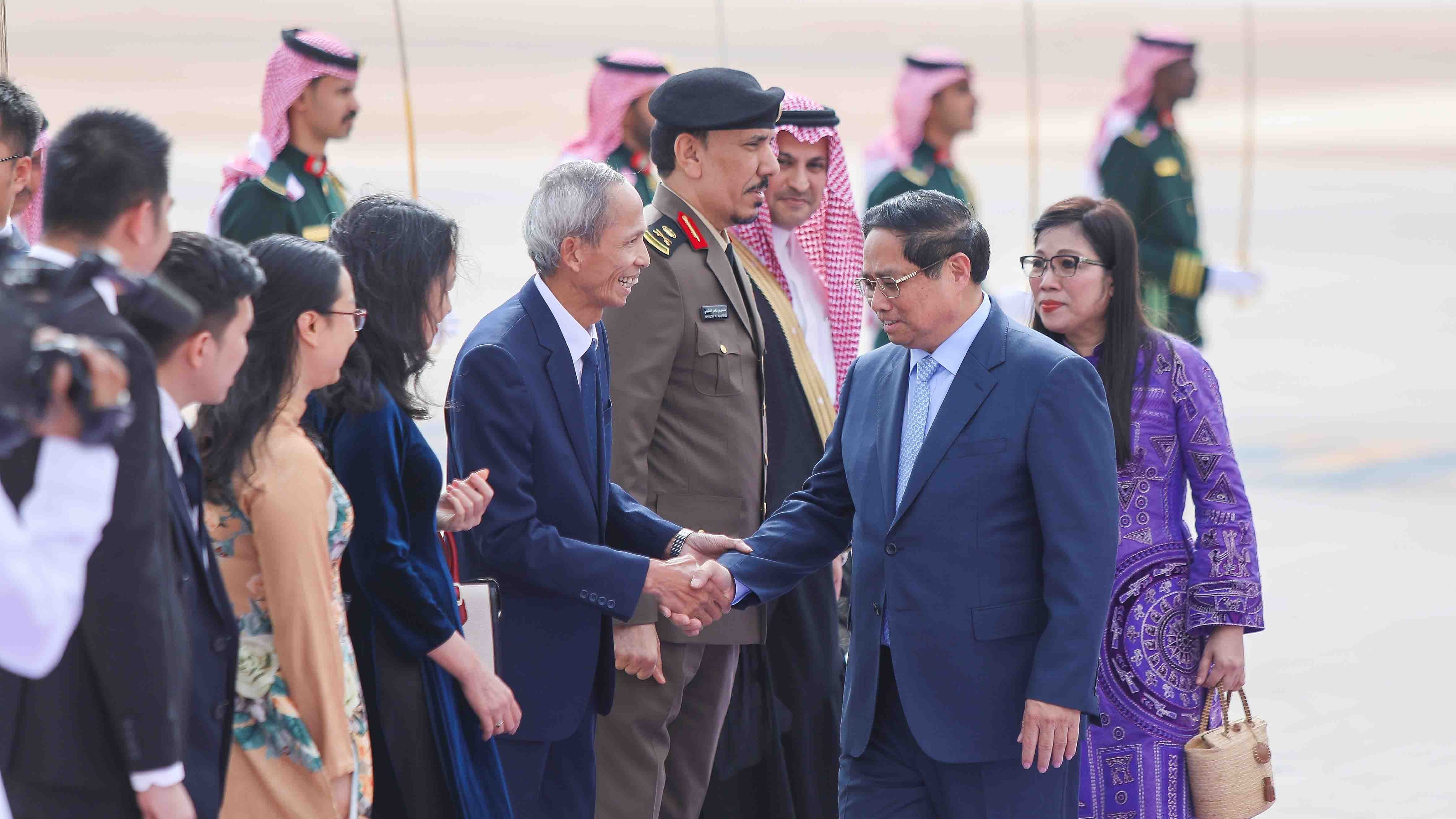 thu tuong pham minh chinh va phu nhan den riyadh bat dau chuyen tham va lam viec tai saudi arabia