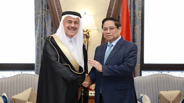 PM Pham Minh Chinh receives President, CEO of Saudi Aramco in Riyadh