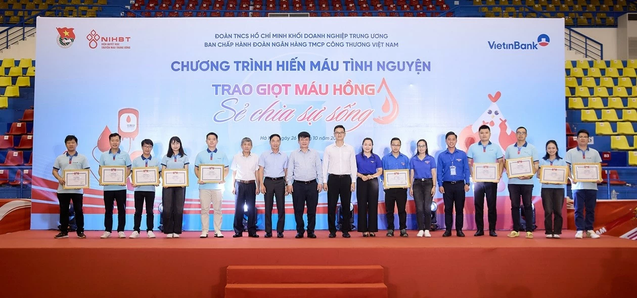 Ban Thường vụ Đoàn VietinBank trao Bằng khen cho các tập thể và cá nhân có thành tích xuất sắc trong phong trào hiến máu.