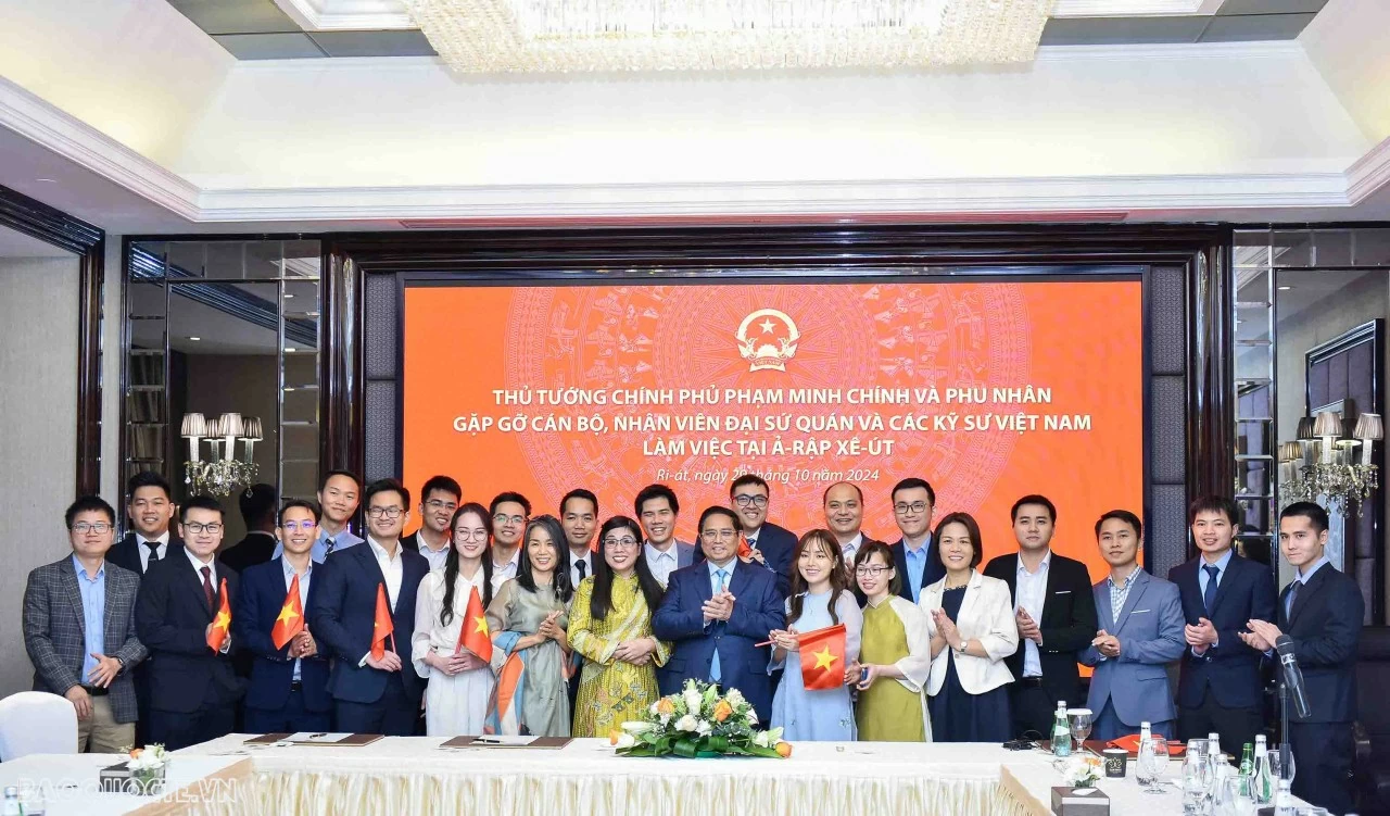 PM Pham Minh Chinh meets Vietnamese community in Saudi Arabia