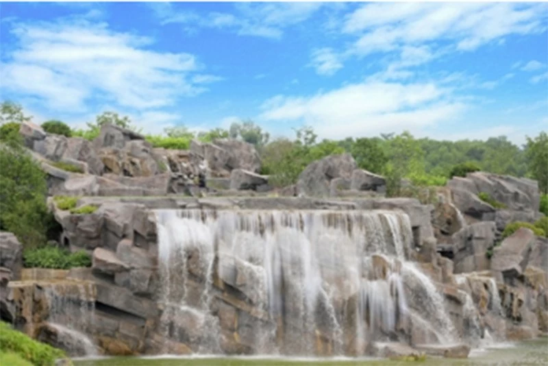 The unique hole 19 of the Kings Course yard with the ball is located on the top of the waterfall