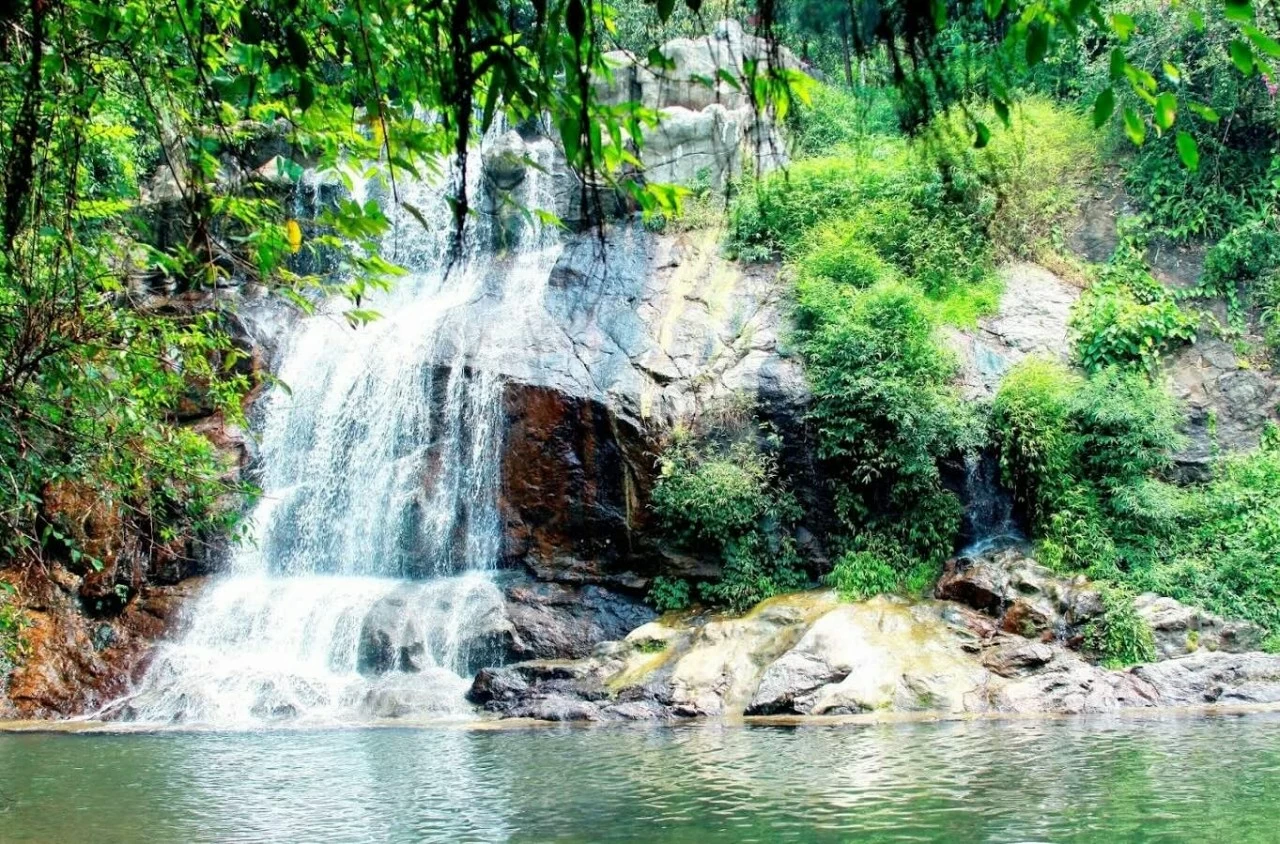 Hà Nội: Ngắm vẻ đẹp thơ mộng của thác Ao Vua trên núi Tản Hà Nội: Ngắm vẻ đẹp thơ mộng của thác Ao Vua trên núi Tản