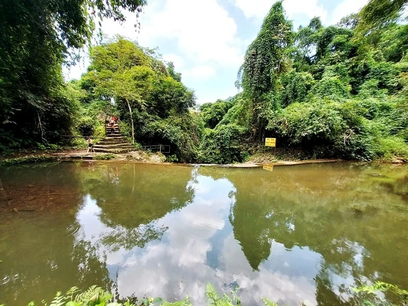 Hà Nội: Ngắm vẻ đẹp thơ mộng của thác Ao Vua trên núi Tản Hà Nội: Ngắm vẻ đẹp thơ mộng của thác Ao Vua trên núi Tản