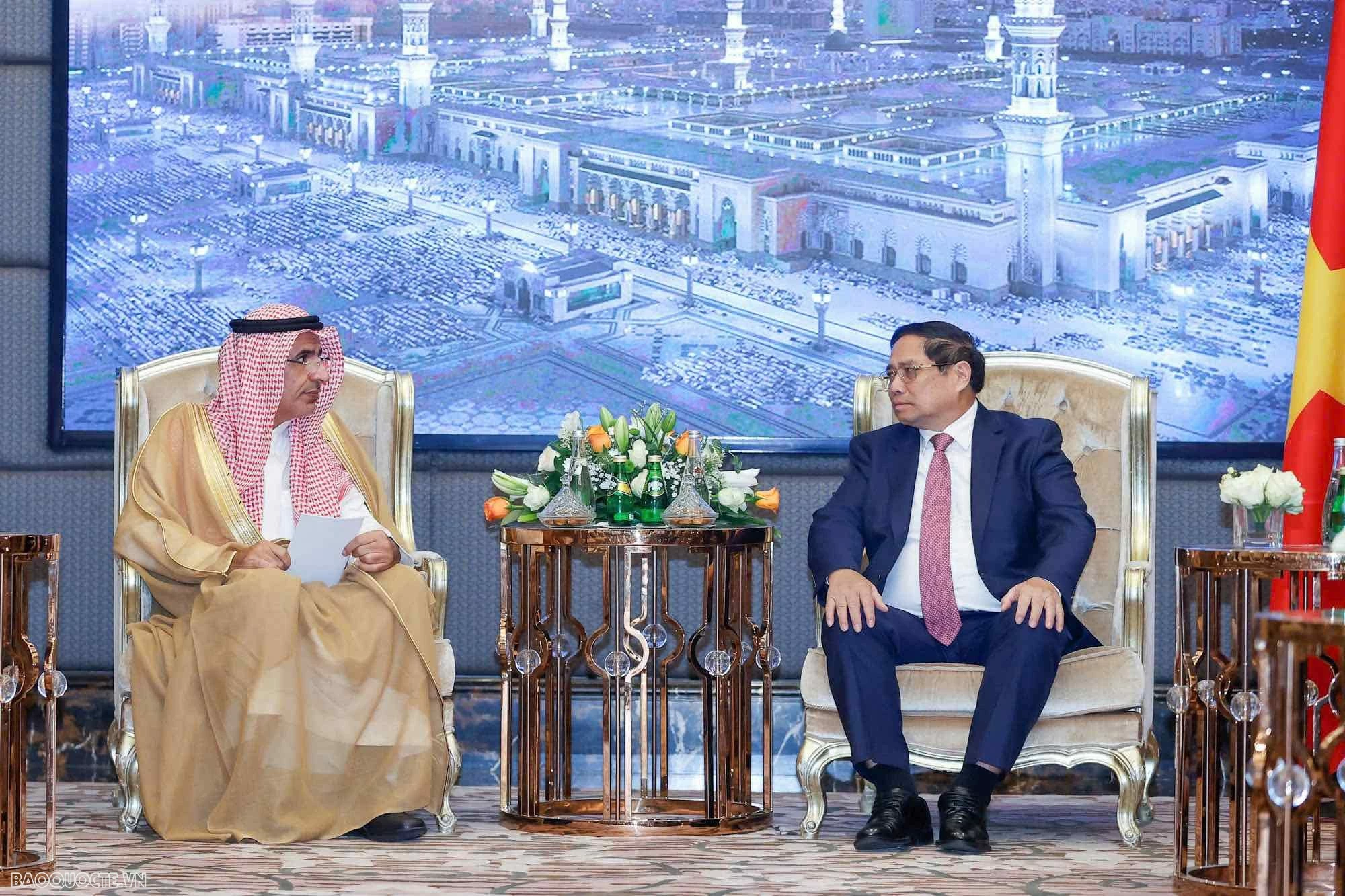 PM Pham Minh Chinh works with leaders of Saudi Arabia’s major firms in Riyadh