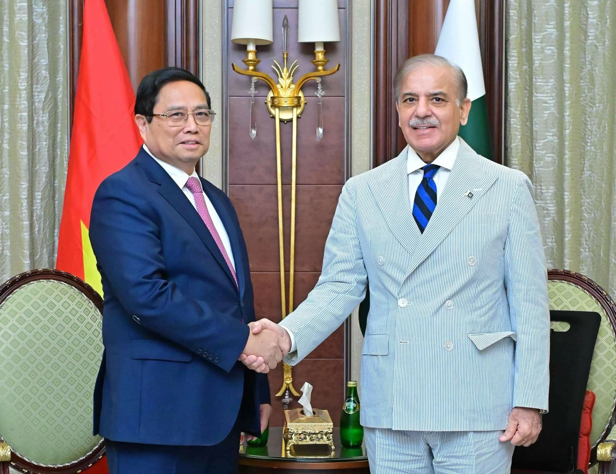 PM Pham Minh Chinh receives Pakistani counterpart Shehbaz Sharif in Riyadh