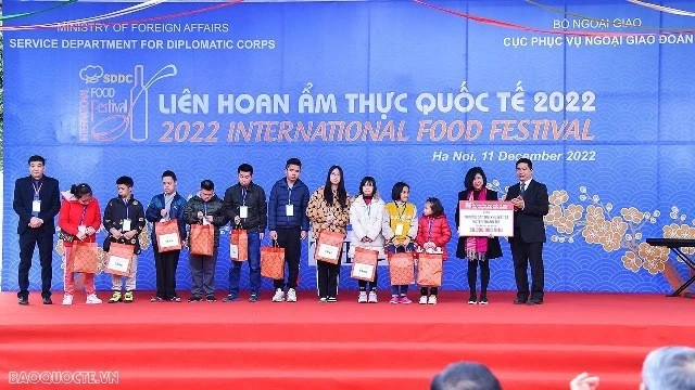 International Food Festival transfers charity money to the Vietnam Fatherland Front