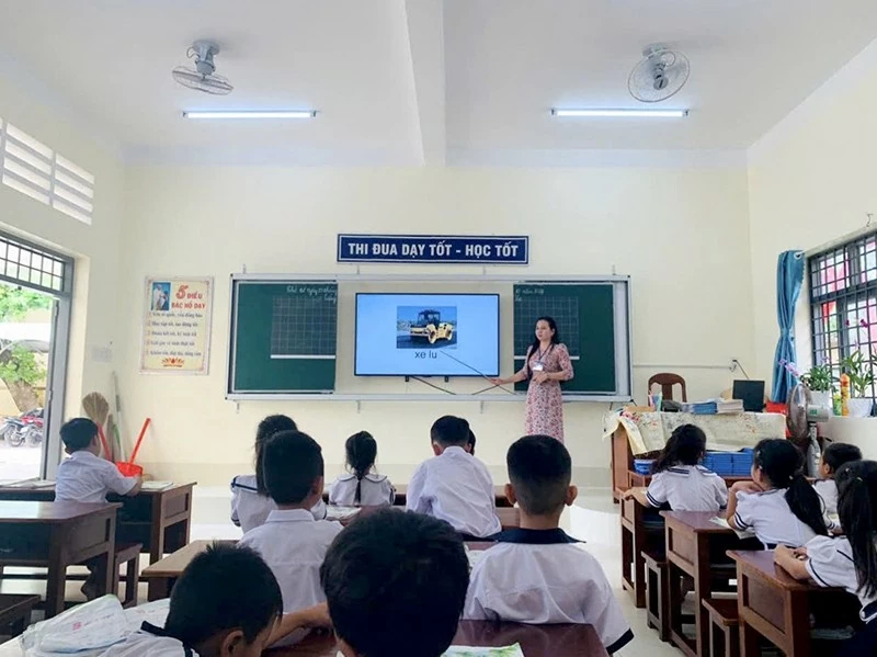 Despite many difficulties, Kien Giang is determined to transform digitally to improve the quality of learning for students.