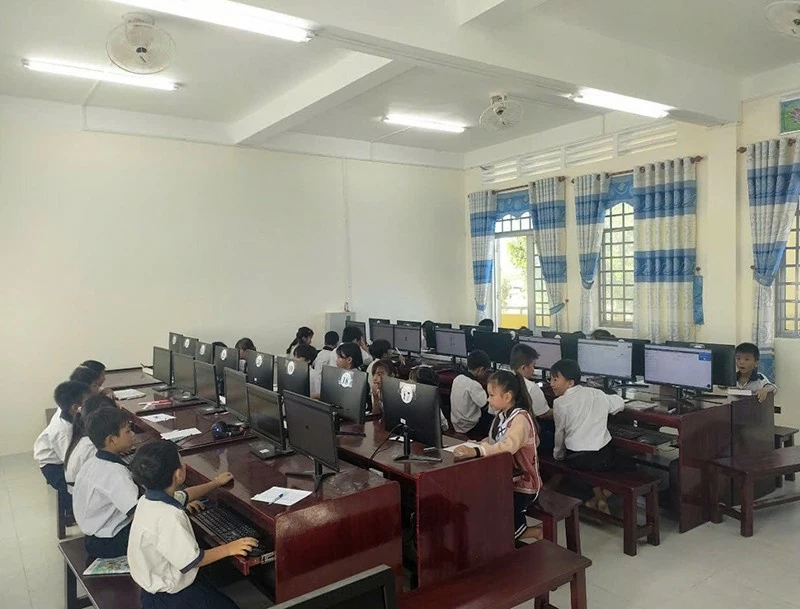 Students of Binh Giang 1 Primary School - Hon Dat are studying through the Khan Academy platform.