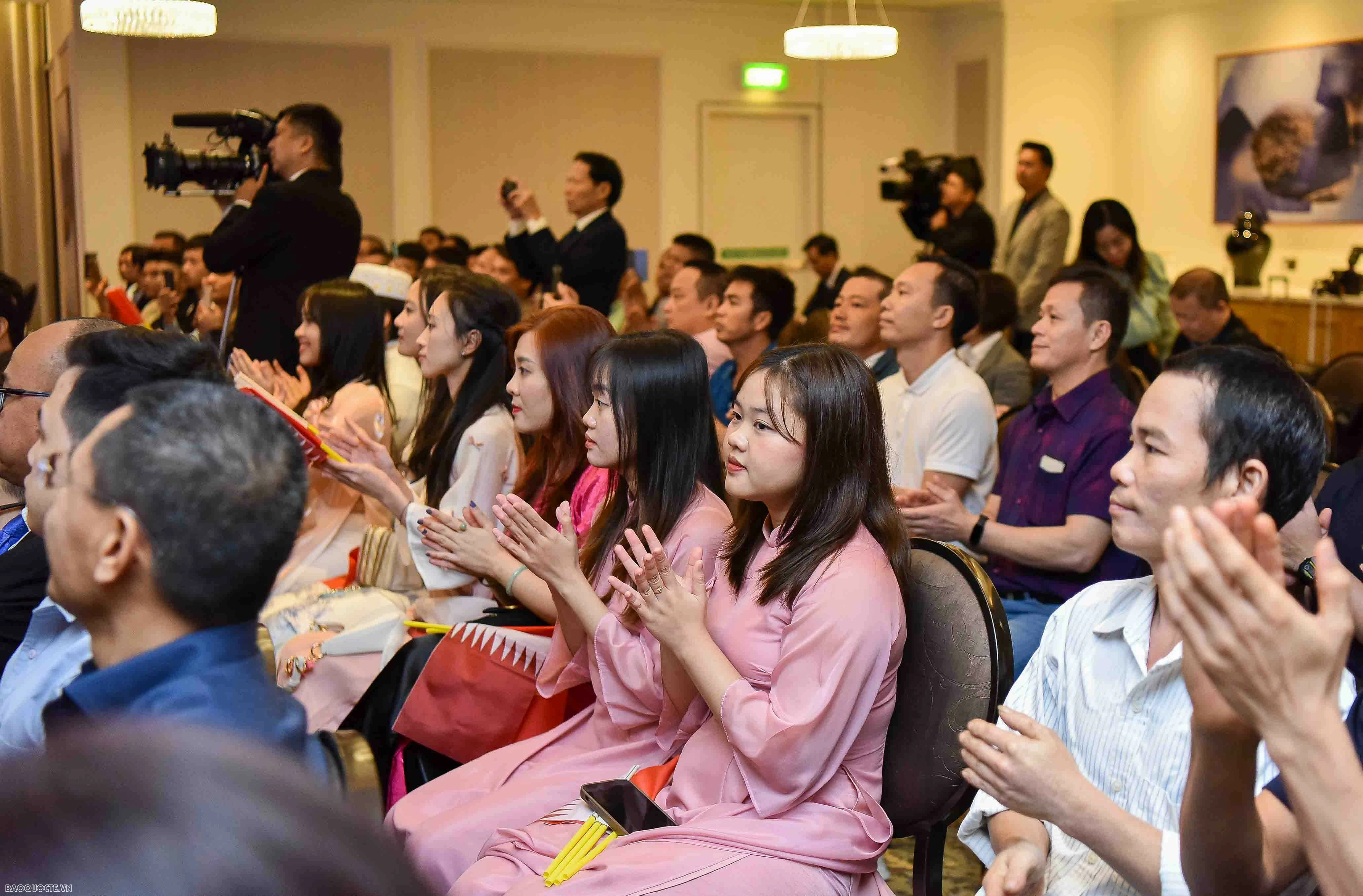 PM Pham Minh Chinh meets with representatives of Vietnamese community in Qatar