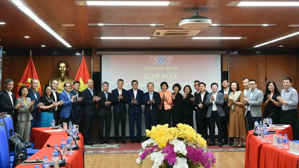 Tổng Giám đốc Đài Tiếng nói Việt Nam (VOV) Đỗ Tiến Sỹ đã tiếp Đoàn Trưởng cơ quan đại diện Việt Nam ở nước ngoài nhiệm kỳ 2024-2027. (Nguồn VOV) Tổng Giám đốc Đài Tiếng nói Việt Nam (VOV) Đỗ Tiến Sỹ đã tiếp Đoàn Trưởng cơ quan đại diện Việt Nam ở nước ngoài nhiệm kỳ 2024-2027. (Nguồn VOV)