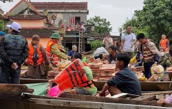 Cứu trợ khẩn cấp người dân Quảng Bình bị thiệt hại nặng nề bởi cơn bão số 6