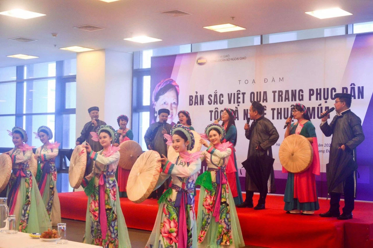 Các tiết mục văn nghệ của Đoàn Nghệ thuật 19/5 (Ảnh: Phạm Hiền) Các tiết mục văn nghệ của Đoàn Nghệ thuật 19/5 (Ảnh: Phạm Hiền)