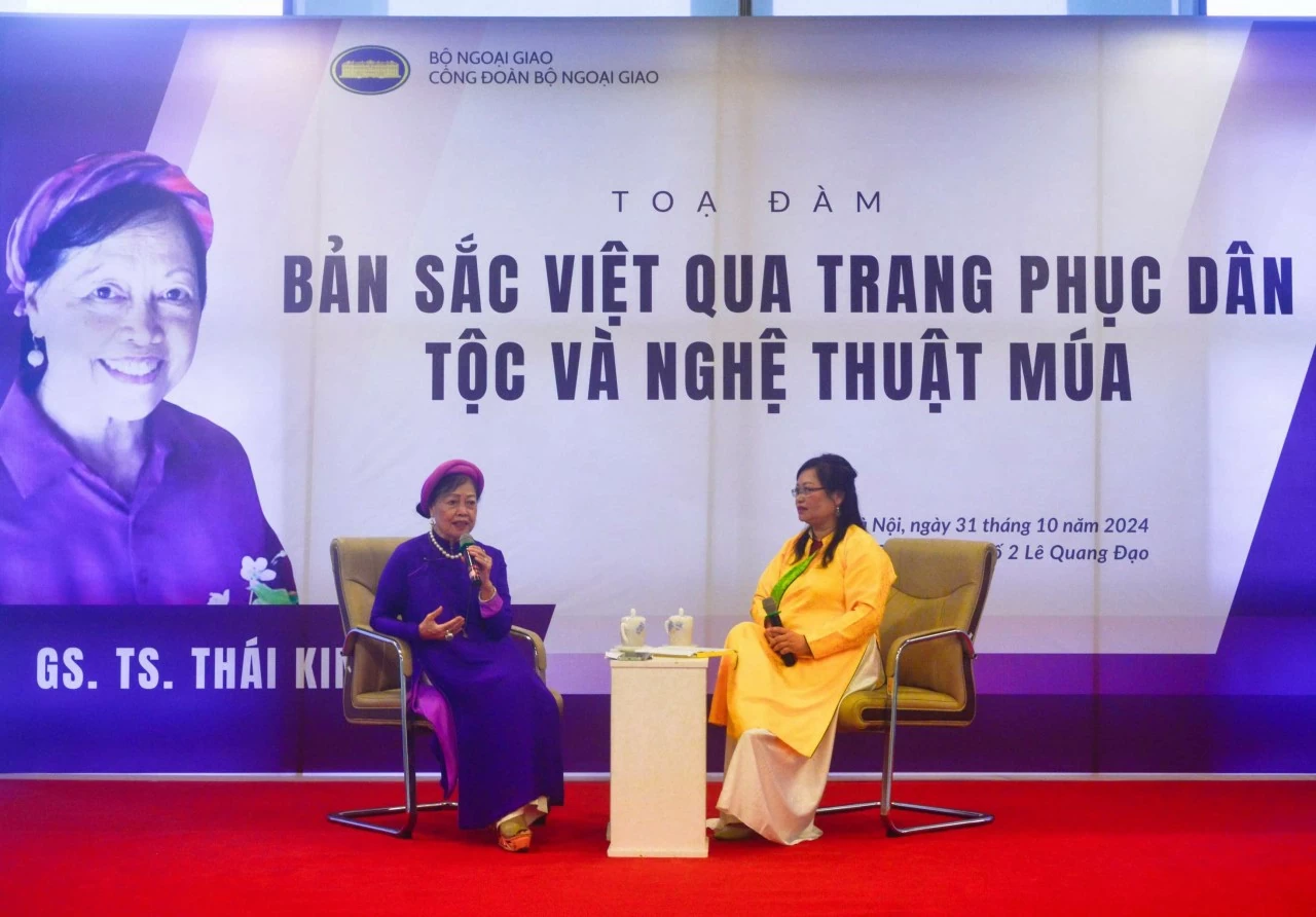 GS.TS Thái Kim Lan chia sẻ tại tọa đàm “Bản sắc Việt qua trang phục dân tộc và nghệ thuật múa”. (Ảnh: Phạm Hiền) 