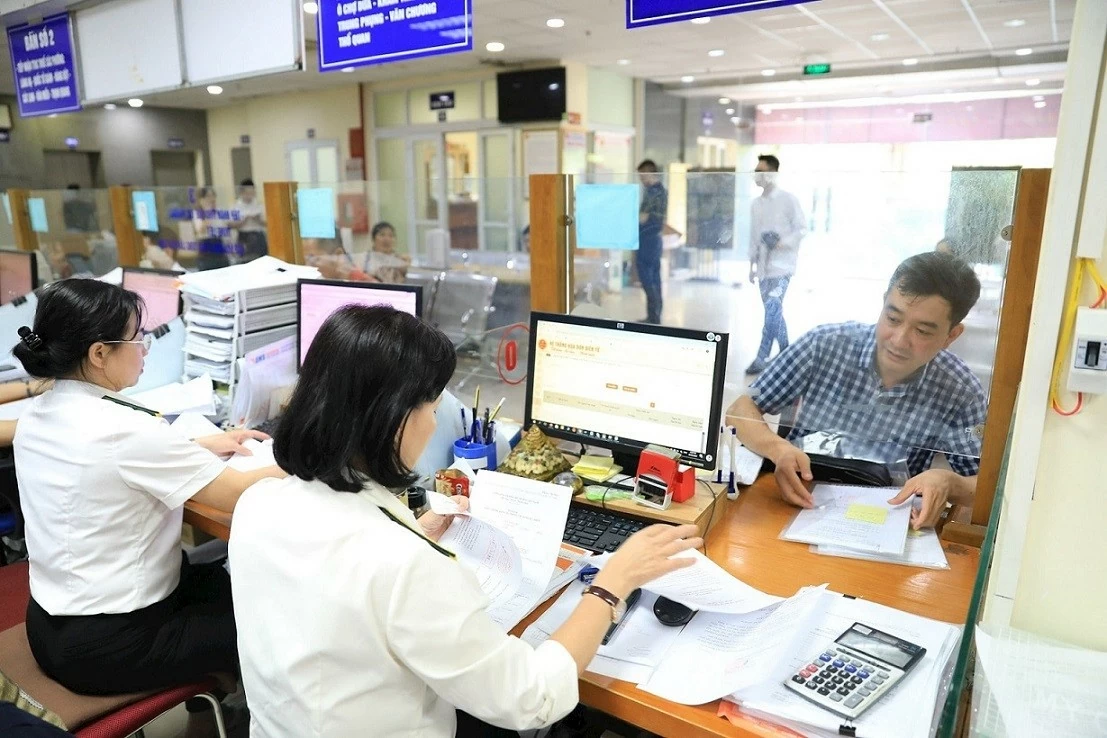 Hà Nội thu ngân sách. Giao dịch tại Chi cục Thuế quận Đống Đa. (Ảnh: Quang Thái) Hà Nội thu ngân sách. Giao dịch tại Chi cục Thuế quận Đống Đa. (Ảnh: Quang Thái)