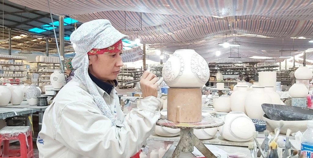 Sản xuất tại Công ty TNHH Gốm sứ Quang Vinh tại Đông Triều. (Nguồn: BQN) Sản xuất tại Công ty TNHH Gốm sứ Quang Vinh tại Đông Triều. (Nguồn: BQN)