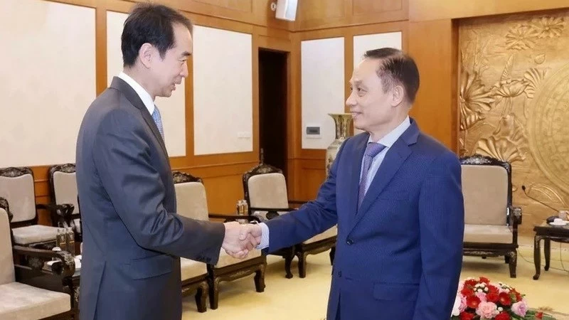 Party official welcomes new Chinese Ambassador to Vietnam