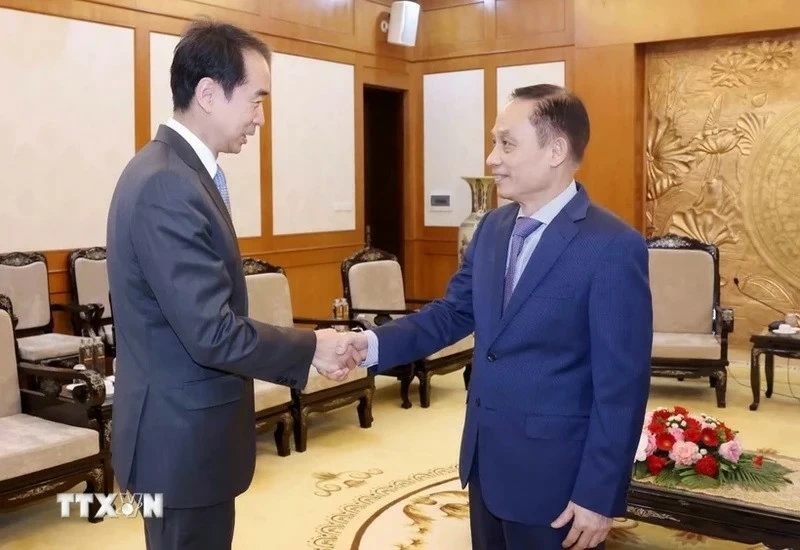 Secretary of the Party Central Committee and head of its Commission for External Relations Le Hoai Trung (R) and Chinese Ambassador to Vietnam He Wei. (Photo: VNA)