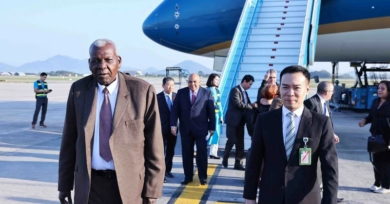 A welcome ceremony for President of the National Assembly of People’s Power of Cuba Esteban Lazo Hernandez at Noi Bai international airport. (Photo: VNA)