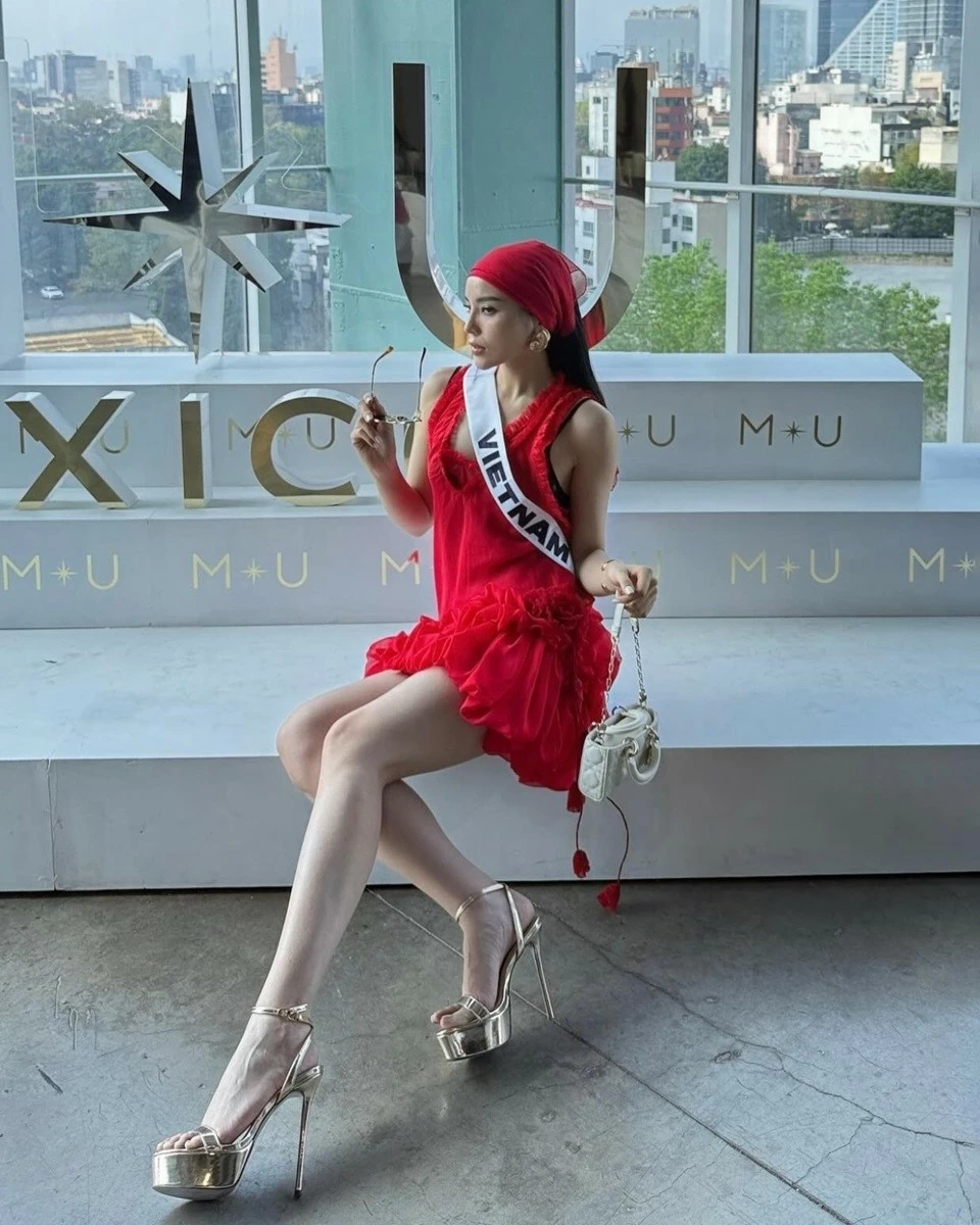 Hoa hậu Kỳ Duyên khoe trang phục trong một hoạt động của Miss Universe 2024. Hoa hậu Việt Nam khoe chân thon cùng váy ngắn, đi giày sandals gần 20cm để tăng chiều cao. Bộ đầm tông màu đỏ giúp cô gây chú ý.