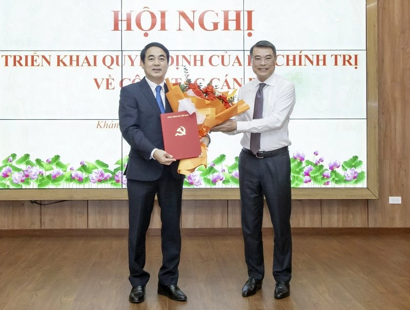 Trưởng Ban Tổ chức Trung ương Lê Minh Hưng trao quyết định cho Bí thư Tỉnh ủy Khánh Hòa Nghiêm Xuân Thành - Ảnh: baokhanhhoa.vn