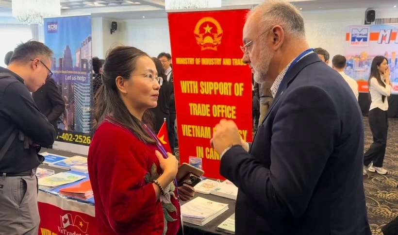 Tran Thu Quynh (left), trade counsellor of Vietnam in Canada, talks to Aref Salem, a Montreal City Councilor for Saint Laurent district, at the 2024 MIBIExpo. (Photo: VNA)