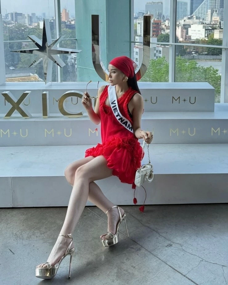 Kỳ Duyên khoe outfit trong một hoạt động của Miss Universe. Hoa hậu khoe chân thon cùng váy ngắn, đi giày sandals gần 20 cm lênh khênh để tăng chiều cao. 