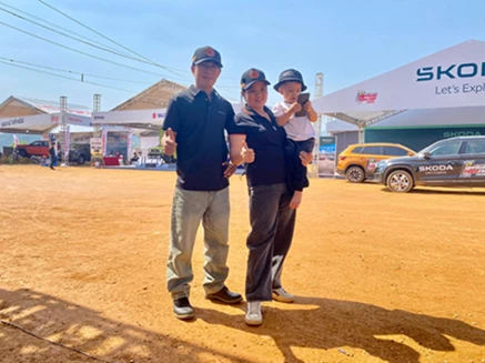 Gia đình anh Nguyễn Huy Cần (Thanh Trì, Hà Nội) hào hứng đi hơn 40km đến xem các đội thi đấu. Gia đình anh Nguyễn Huy Cần (Thanh Trì, Hà Nội) hào hứng đi hơn 40km đến xem các đội thi đấu.