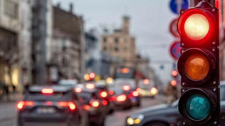 Quy định mới về đèn xanh, đèn vàng từ năm 2025 mà người dân cần biết Quy định mới về đèn xanh, đèn vàng từ năm 2025 mà người dân cần biết