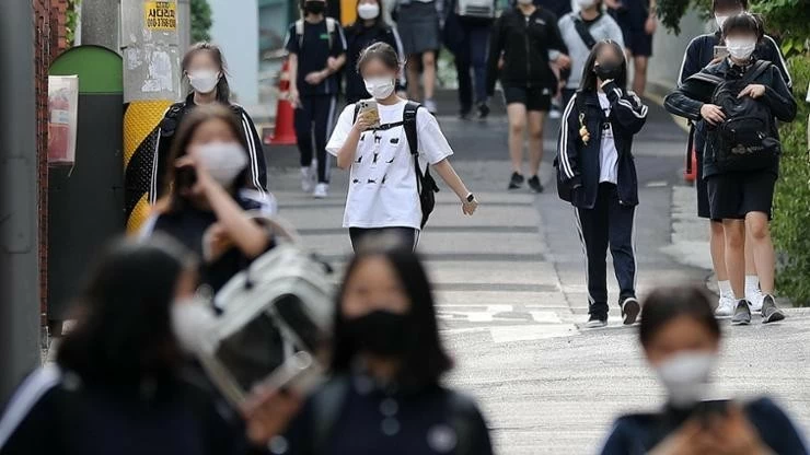 Korea may join growing list of countries restricting student phone use