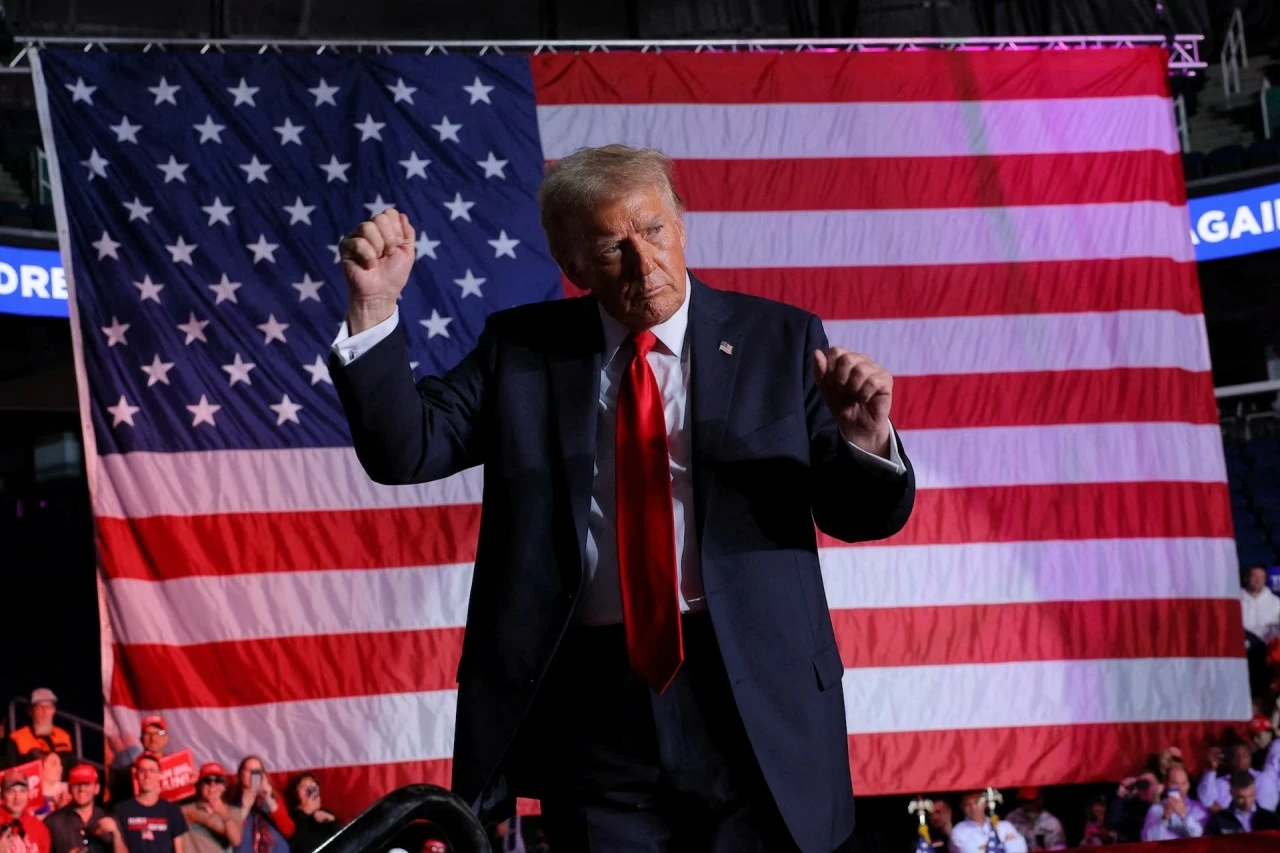 Donald Trump nhảy trên sân khấu tại một cuộc vận động tranh cử ở Greensboro, Bắc Carolina, ngày 2 tháng 11. REUTERS/Brian Snyder Donald Trump nhảy trên sân khấu tại một cuộc vận động tranh cử ở Greensboro, Bắc Carolina, ngày 2 tháng 11. REUTERS/Brian Snyder