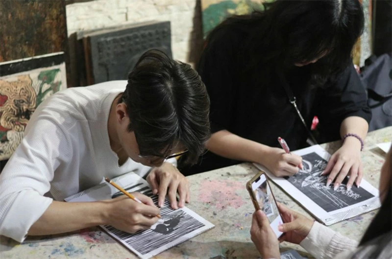 Gen Z participants experiencing the creation of various folk paintings at the “Cham Sac” event