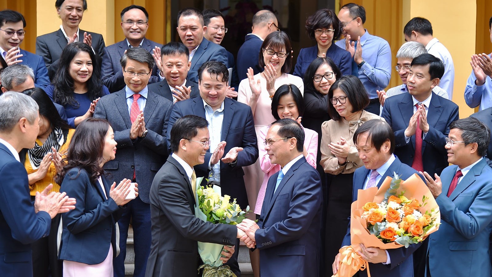 pho thu tuong bo truong bui thanh son trao quyet dinh nghi huu cho cac dong chi ha kim ngoc va nguyen ba hung