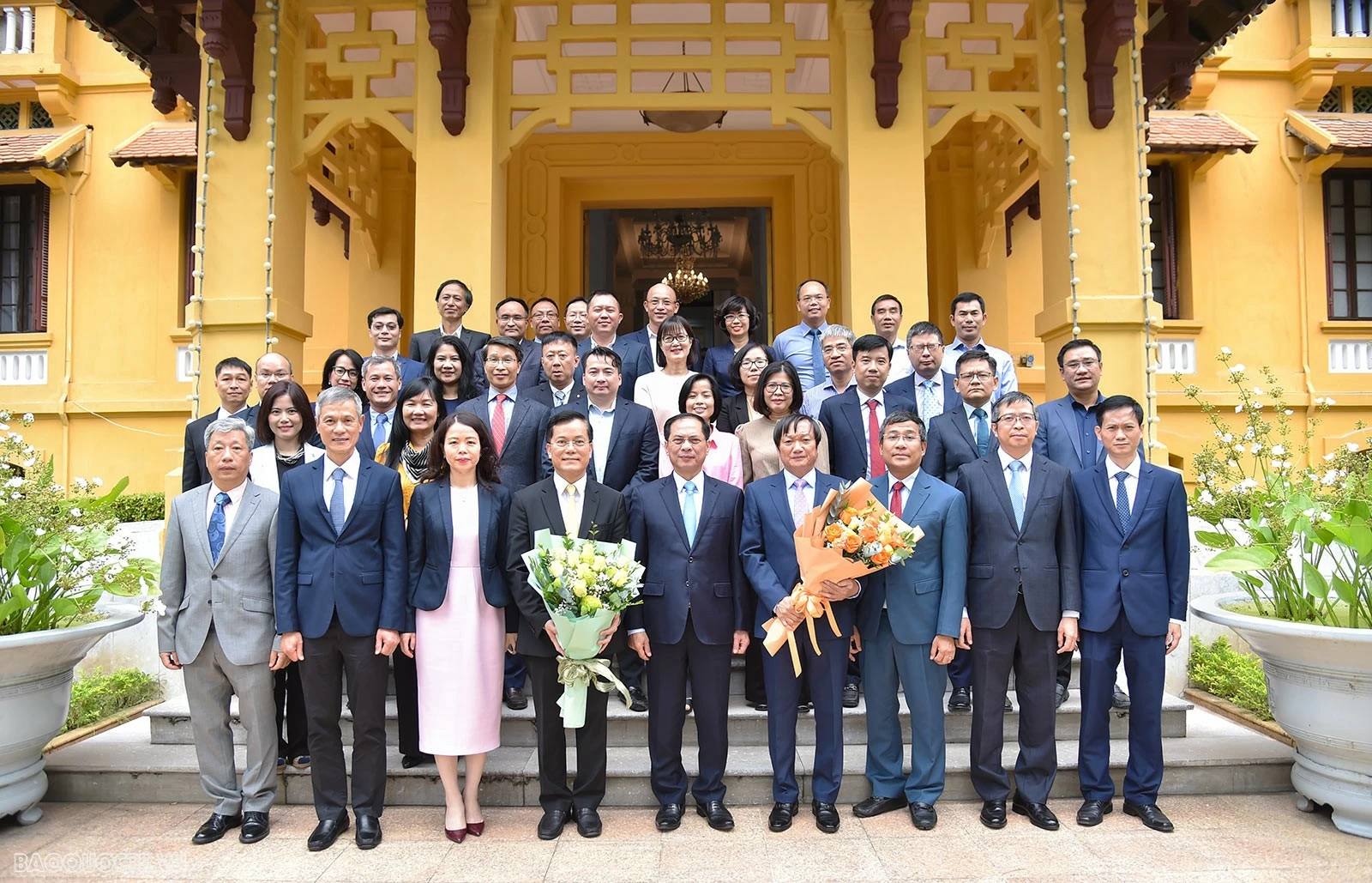 Phó Thủ tướng, Bộ trưởng Bùi Thanh Sơn trao quyết định nghỉ hưu cho các đồng chí Hà Kim Ngọc và Nguyễn Bá Hùng