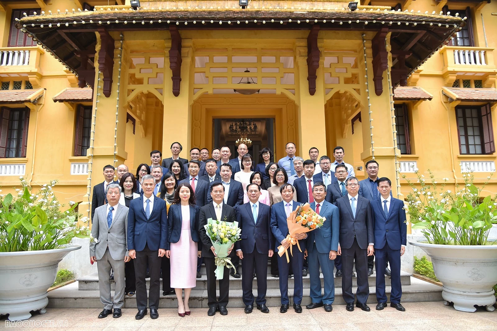 Phó Thủ tướng, Bộ trưởng Bùi Thanh Sơn trao quyết định nghỉ hưu cho các đồng chí Hà Kim Ngọc và Nguyễn Bá Hùng Phó Thủ tướng, Bộ trưởng Bùi Thanh Sơn trao quyết định nghỉ hưu cho các đồng chí Hà Kim Ngọc và Nguyễn Bá Hùng