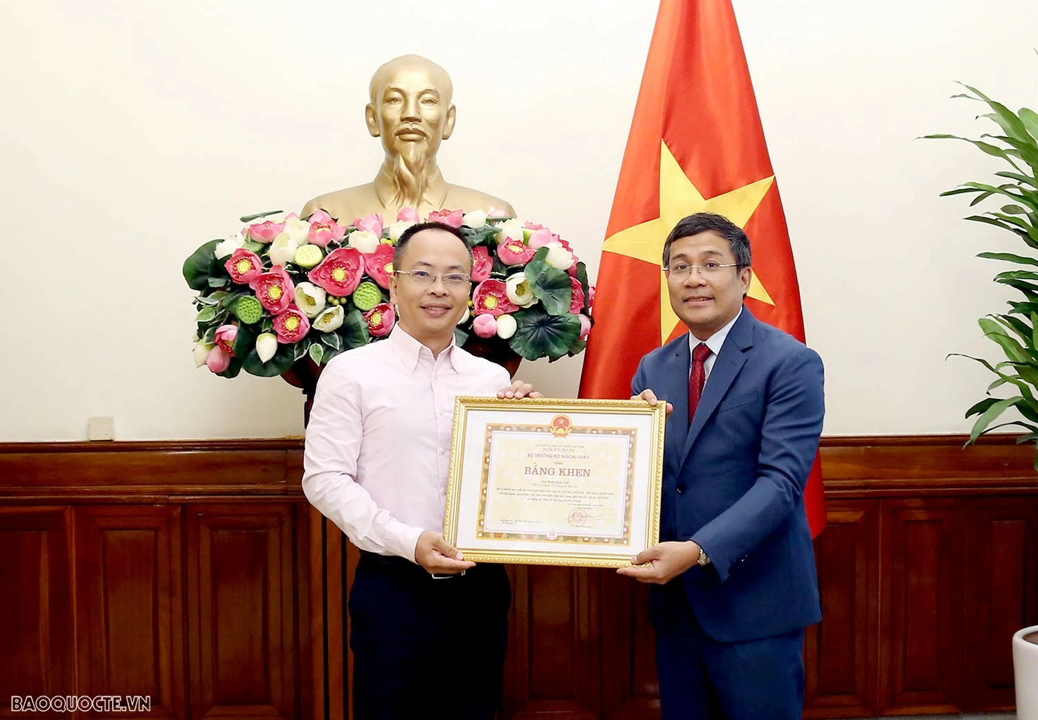 Bộ trưởng Ngoại giao tặng Bằng khen và Tuyên dương tập thể, cá nhân đóng góp tích cực trong xuất bản cuốn sách của cố Tổng Bí thư