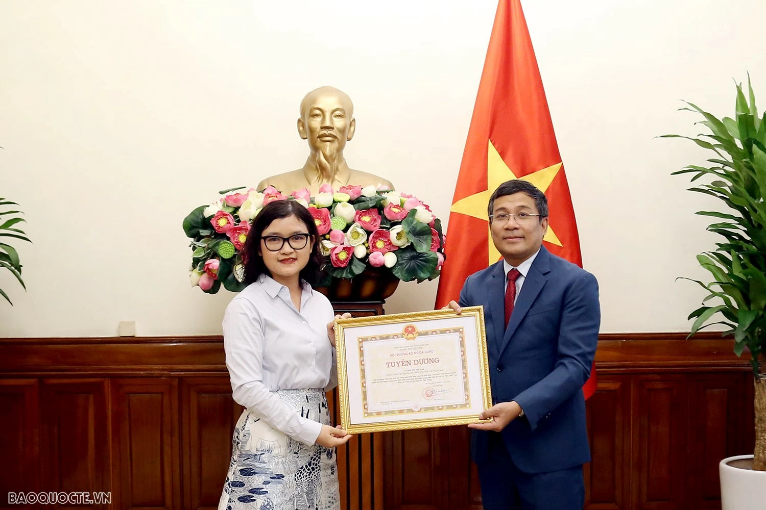 Bộ trưởng Ngoại giao tặng Bằng khen và Tuyên dương tập thể, cá nhân đóng góp tích cực trong xuất bản cuốn sách của cố Tổng Bí thư