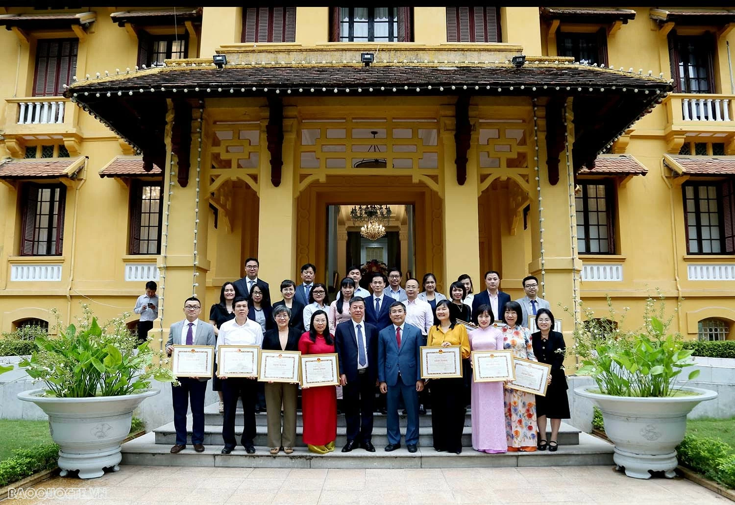 Bộ trưởng Ngoại giao tặng Bằng khen và Tuyên dương tập thể, cá nhân đóng góp tích cực trong xuất bản cuốn sách của cố Tổng Bí thư