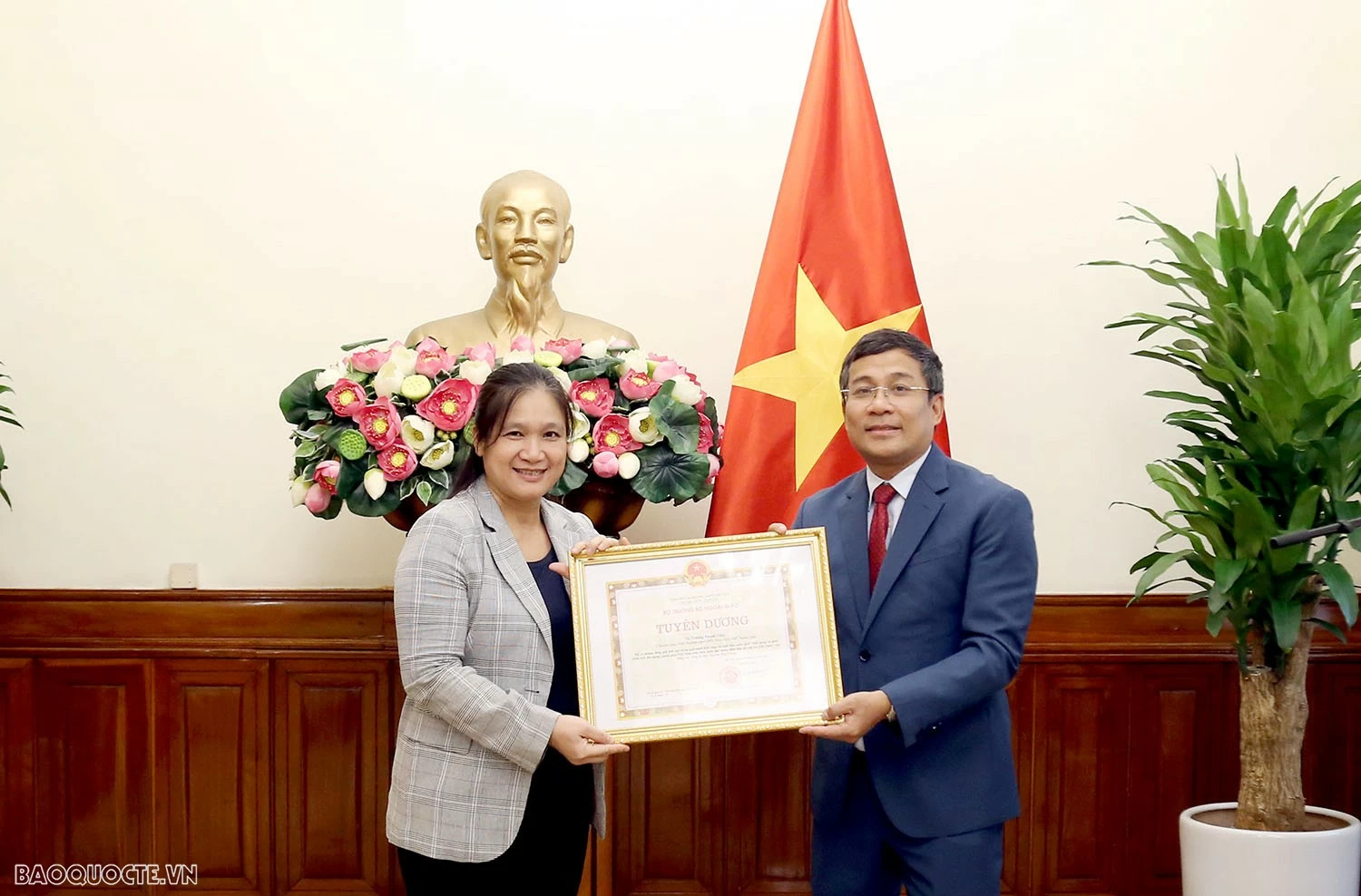 Bộ trưởng Ngoại giao tặng Bằng khen và Tuyên dương tập thể, cá nhân đóng góp tích cực trong xuất bản cuốn sách của cố Tổng Bí thư