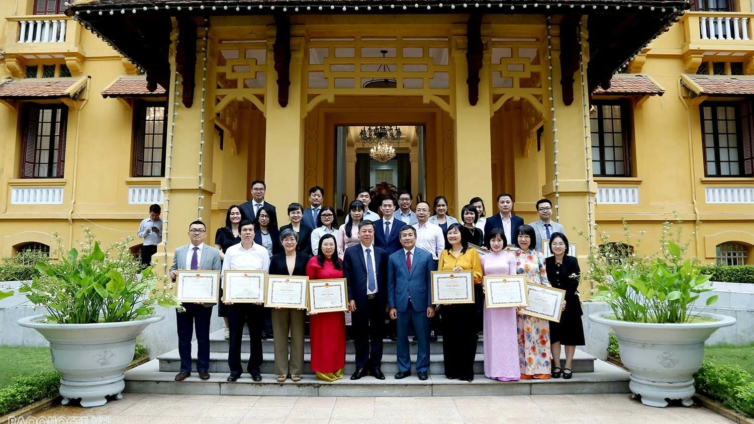 Bộ trưởng Ngoại giao tặng Bằng khen và Tuyên dương tập thể, cá nhân đóng góp tích cực trong xuất bản cuốn sách của cố Tổng Bí thư