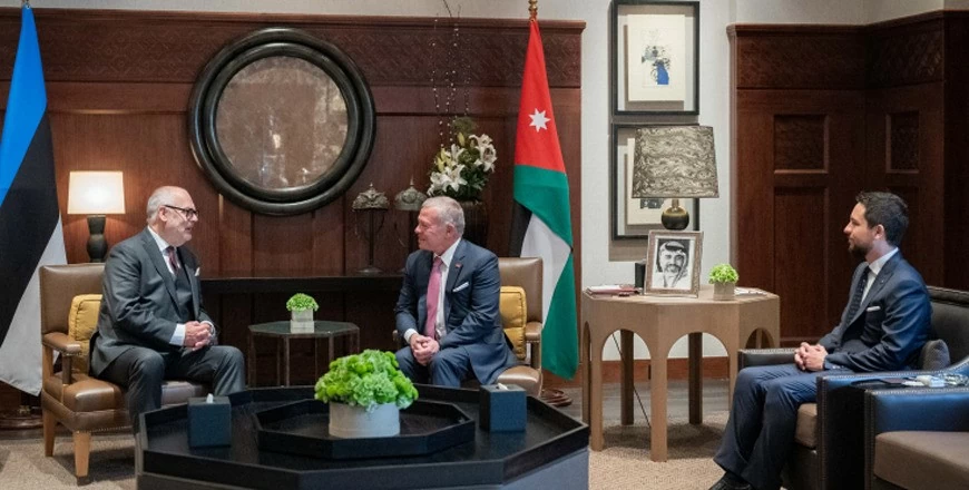 Quốc vương Jordan Abdullah II (phải) tiếp Tổng thống Estonia Alar Karis tại Cung điện Al Husseiniya (Jordan) ngày 4/11. (Nguồn: The Jordan Times) 