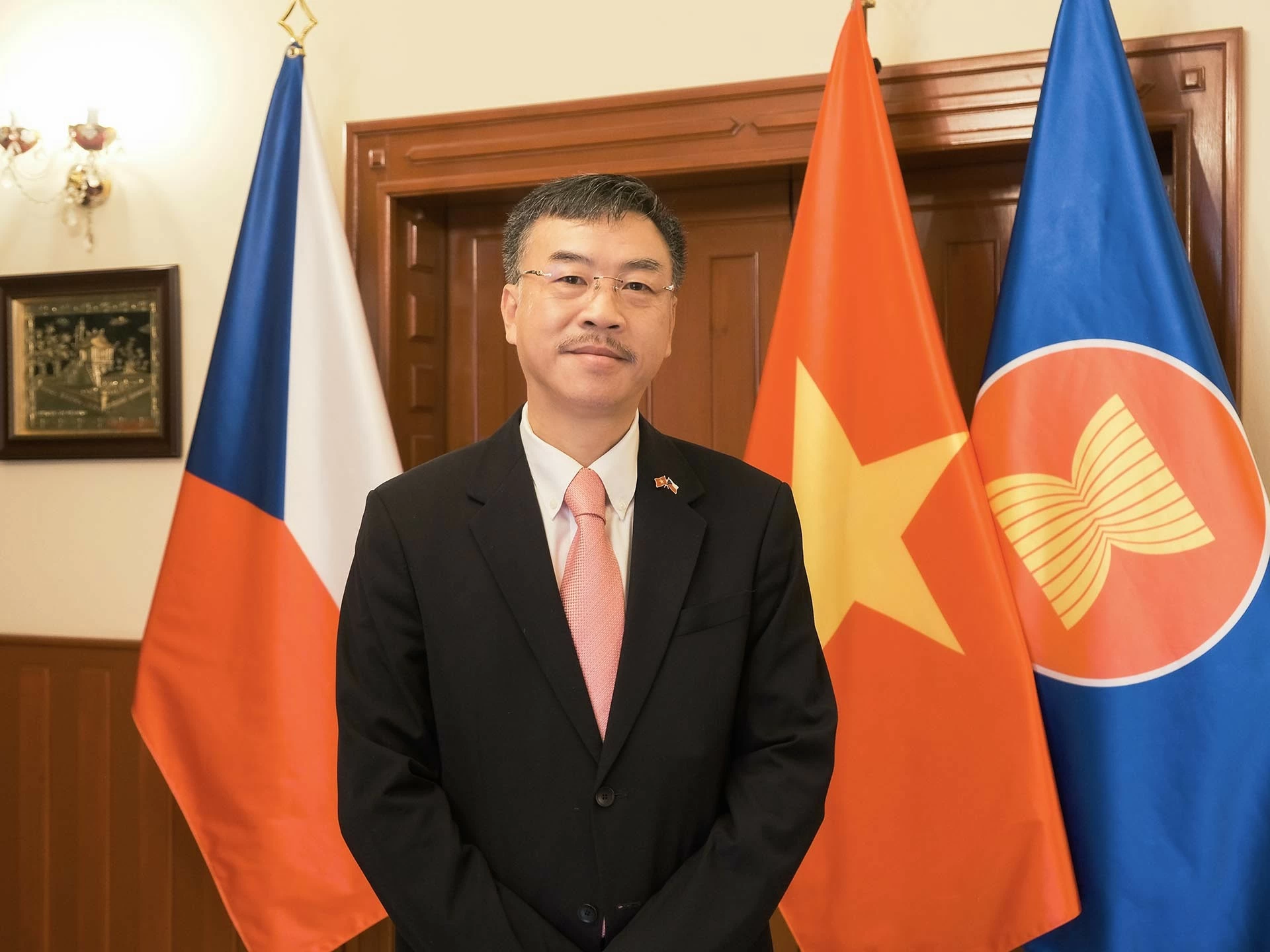 Đại sứ Dương Hoài Nam: Tầm cao mới, cơ hội mới cho quan hệ Việt Nam-Cộng hòa Czech Đại sứ Dương Hoài Nam: Tầm cao mới, cơ hội mới cho quan hệ Việt Nam-Cộng hòa Czech