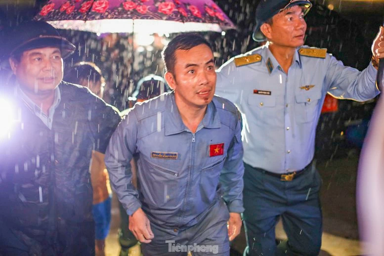 Đại tướng Phan Văn Giang khen ngợi hai phi công xử lý kịp thời bất trắc khi điều khiển máy bay Đại tướng Phan Văn Giang khen ngợi hai phi công đã bình Đại tướng Phan Văn Giang khen ngợi hai phi công xử lý kịp thời bất trắc khi điều khiển máy bay Đại tướng Phan Văn Giang khen ngợi hai phi công đã bình