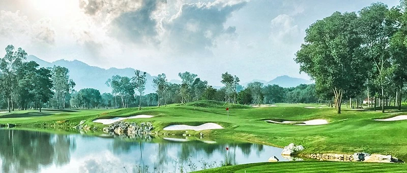 Golf thủ sẽ có những phút giây thư giãn khi dạo chơi giữa “bức tranh thủy mặc” Kings Island Golf Resort. Golf thủ sẽ có những phút giây thư giãn khi dạo chơi giữa “bức tranh thủy mặc” Kings Island Golf Resort.