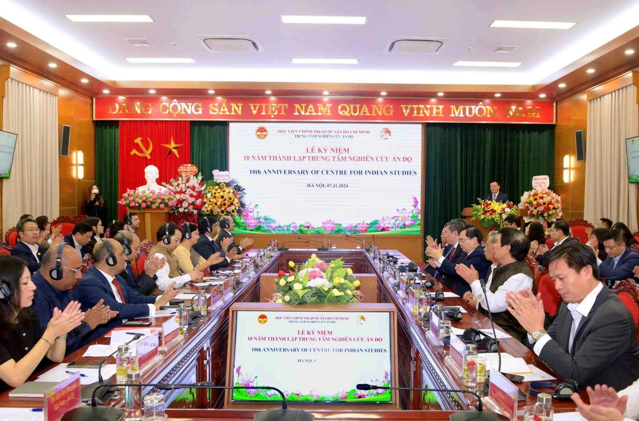 Prof. Dr. Nguyen Xuan Thang President of Ho Chi Minh National Academy of Politics speaks at the event. (Photo: Indian Embassy)