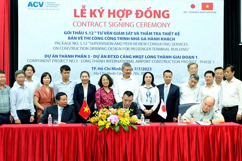 Đại diện Chủ đầu tư ACV v&agrave; li&ecirc;n danh Tư vấn gi&aacute;m s&aacute;t JAC - CONINCO k&yacute; hợp đầu thực hiện g&oacute;i thầu Tư vấn gi&aacute;m s&aacute;t v&agrave; Thẩm tra thiết kế bản vẽ thi c&ocirc;ng c&ocirc;ng tr&igrave;nh nh&agrave; ga h&agrave;nh kh&aacute;ch - Cảng h&agrave;ng kh&ocirc;ng quốc tế Long Th&agrave;nh