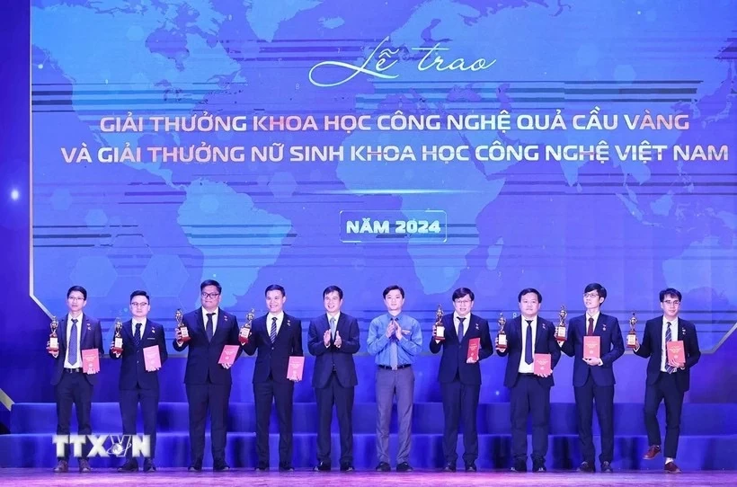 Bí thư Trung ương Đoàn Nguyễn Minh Triết trao Giải thưởng Khoa học công nghệ Quả Cầu Vàng cho các tài năng trẻ. (Ảnh: Minh Đức/TTXVN)