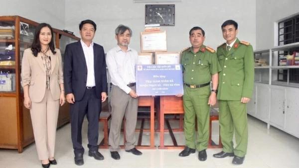 Books donation to Xuan Ha prison and Huong Khe High School in Ha Tinh