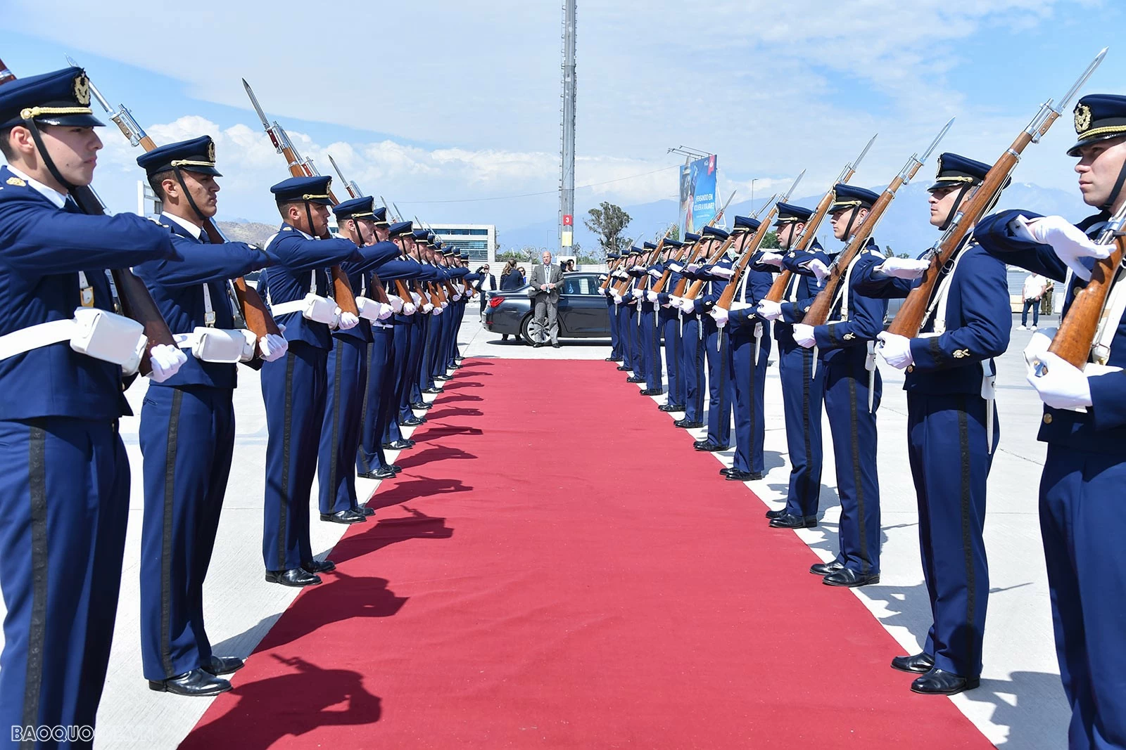 Chủ tịch nước Lương Cường đến thủ đô Santiago, bắt đầu thăm chính thức Cộng hòa Chile