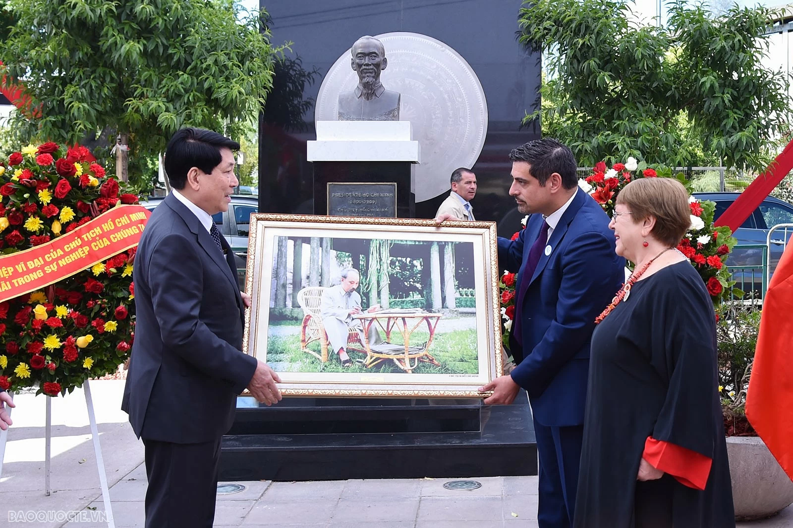 Chủ tịch nước Lương Cường dâng hương, đặt vòng hoa tưởng niệm tại Tượng đài Chủ tịch Hồ Chí Minh ở thủ đô Santiago, Chile